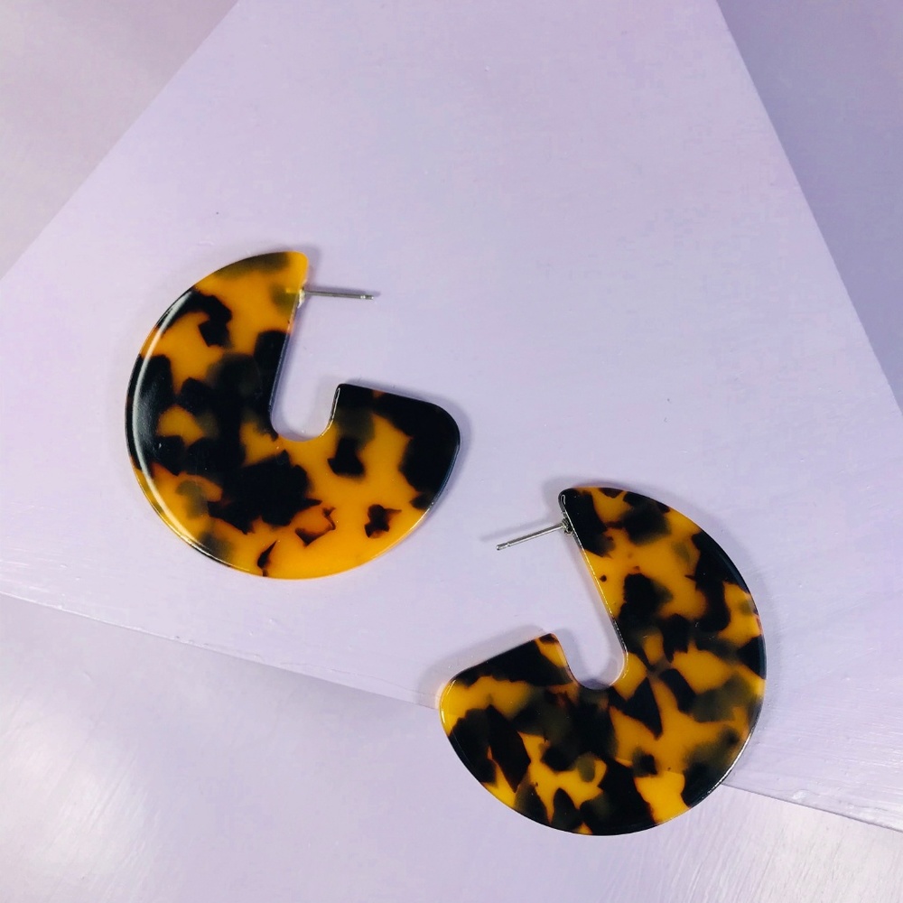 Acrylic Disc Stud in Tortoise - Picture 3 of 7